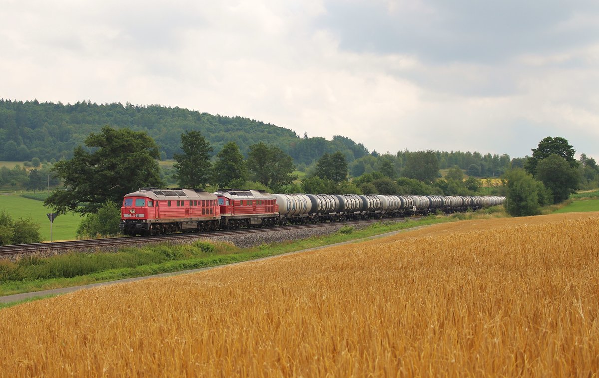 232 416-8 und 232 238-6 sind am 18.07.17 von Sand Hafen nach Stendell unterwegs. Hier ist der Zug bei Lengenfeld bei Groschlattengrün zu sehen.