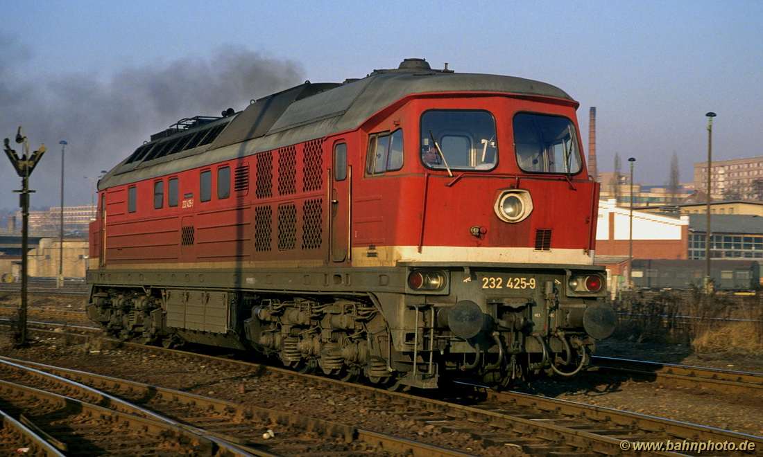 232 425-9 verläßt am 29. Dezember 1992 das Bw in Gera zum nächsten Einsatz.
