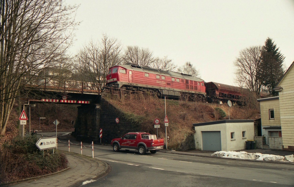 232 469 bringt am 17.03.2010 einen leeren Schotterzug von Brügge (Westf) nach Krummenerl, hier bei der Einfahrt in den Bahnhof Meinerzhagen