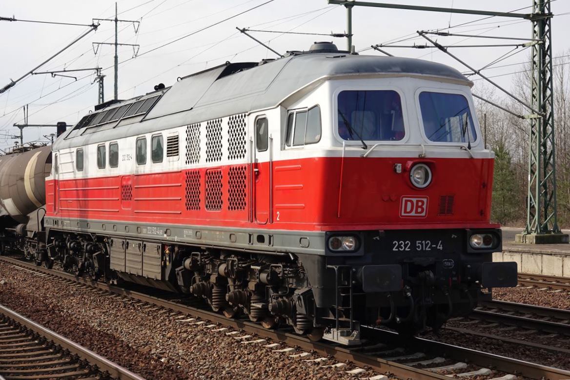 232 512-4 vor einem Kesselwagenzug in Berlin Schönefeld Flughafen am 09.03.2017 