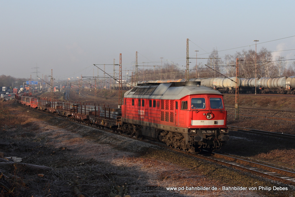 232 534-8 (Railion DB Logistics) mit einem Güterzug in Gelsenkirchen Bismarck, 16. Februar 2015