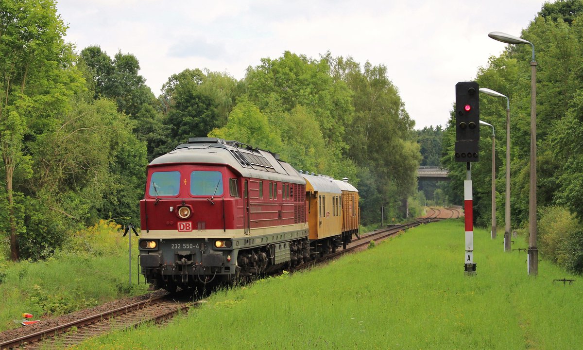 232 550-4 kam am 12.08.17 von Bad Brambach und fährt hier durch Pirk.