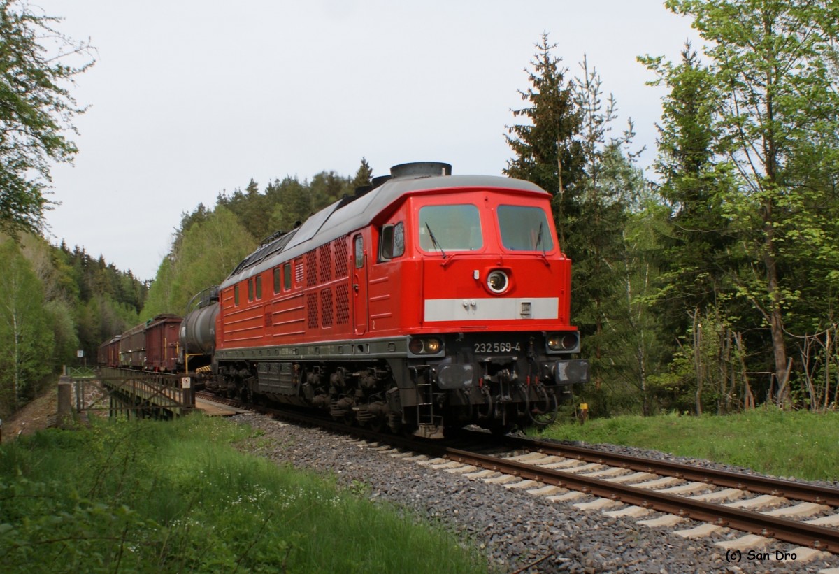 232 569 mit dem EZ45368 aus Cheb bei Elisenfels b. Arzberg auf dem weg in ri. Marktredwitz hat soeben das Elisenfelser Viadukt überquert. 11.05.15
