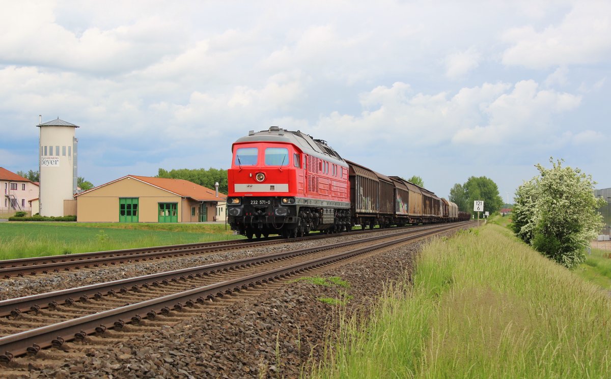 232 571-0 mit einem Frankenwaldumleiter zu sehen am 31.05.16 in Waldershof.