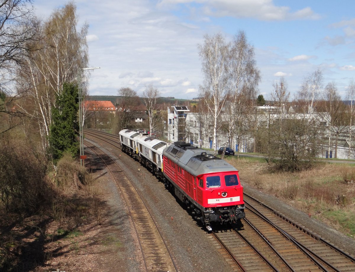 232 571-0 überführte am 07.04.16 die 077 014-4 und 247 044-1 von Cottbus nach Mühldorf.
Hier zu sehen in Marktredwitz.