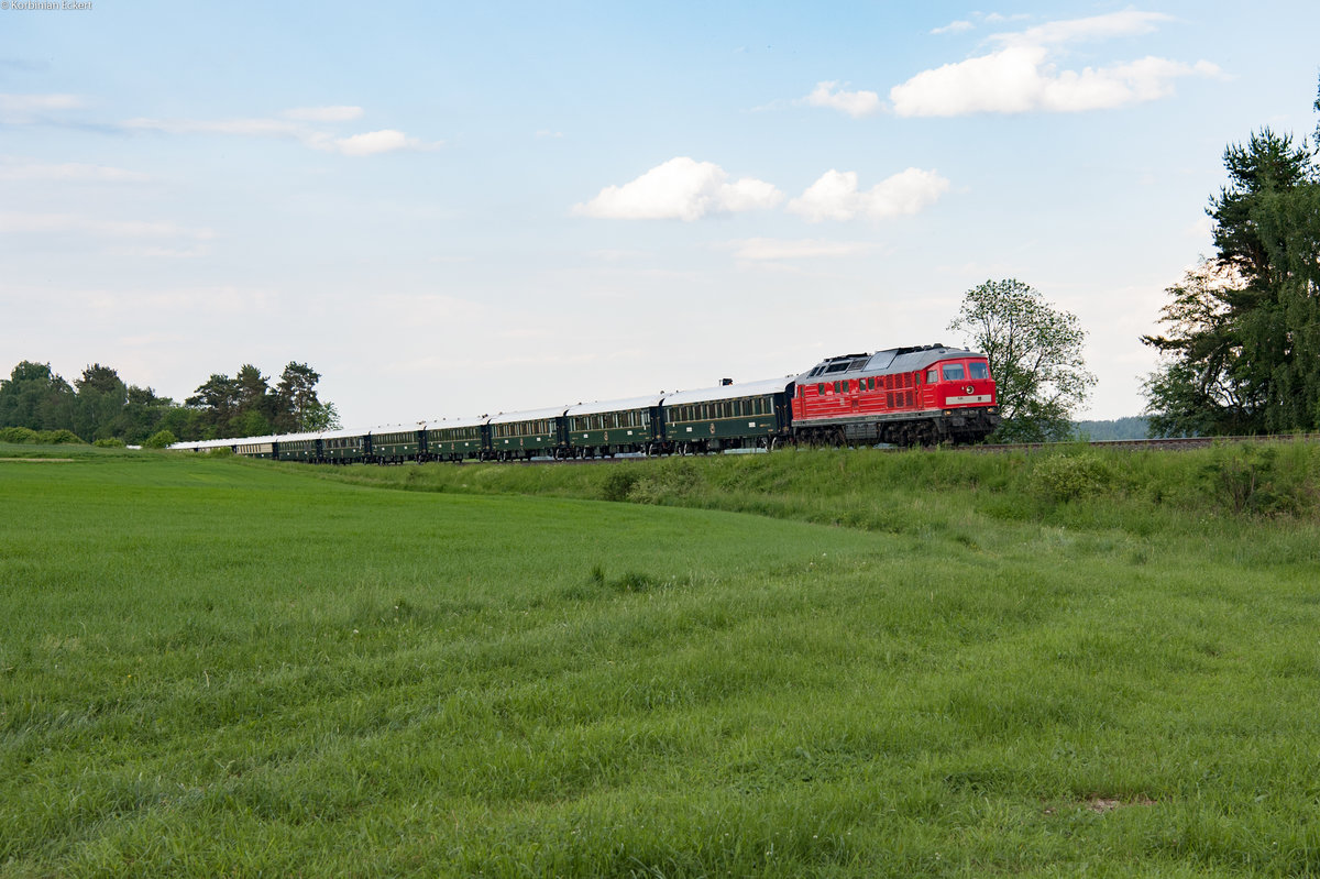 232 571 mit dem Venice Simplon Orient Express (VSOE) von Praha hl.n. nach Paris bei Waldershof, 26.05.2018