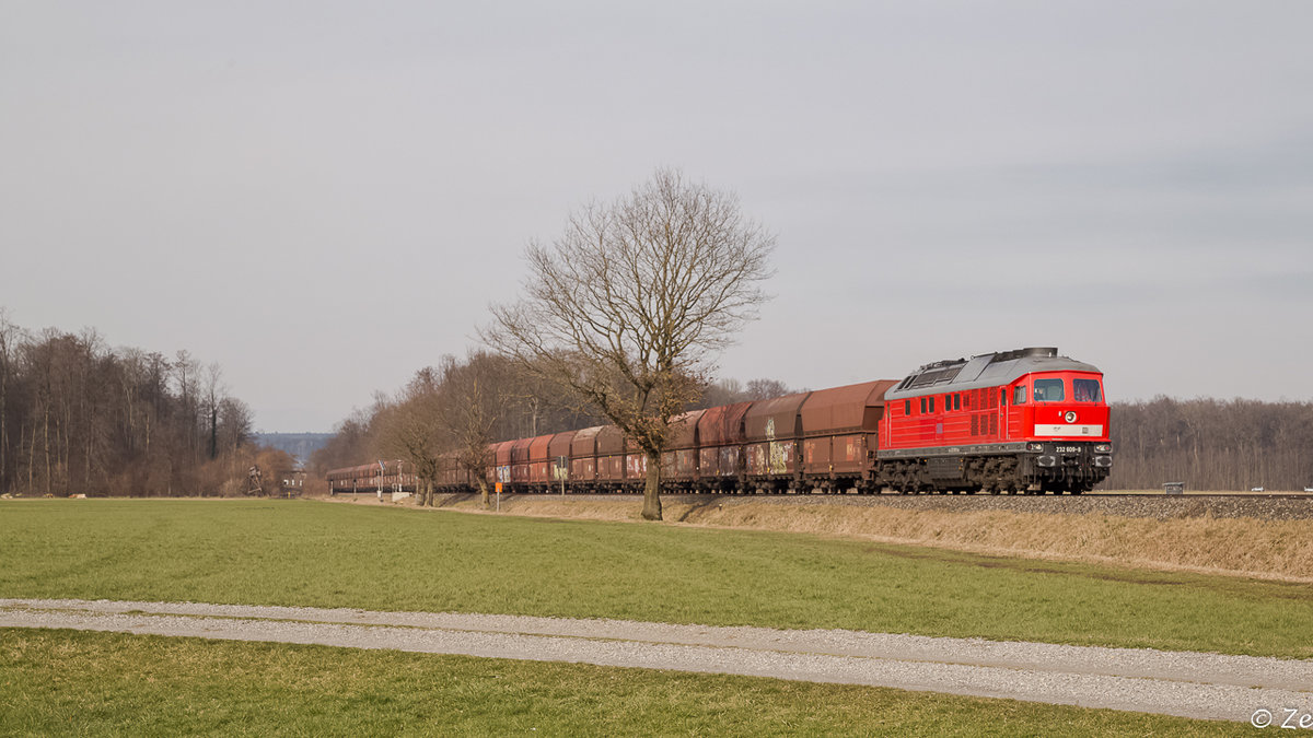 232 609-8 brachte am 26.02.2016 die F-Wagen Garnitur für den Kieszugpendel Roßberg-Kressbronn nach Friedrichshafen. Das Bild entstand kurz vor dem (damaligen) Bahnhof Niederbiegen.