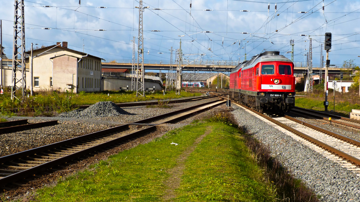 232 609-8 mit 232 659 im Schlepptau. Nordhausen 30.10.2017 (aufgenommen vom Ende Bahnsteig 2/3)