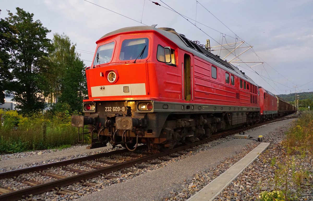 232 609 verläßt am 25.08.2017 als Dieselvorspann mit einem Umleiterzug den Tübinger Güterbahnhof.