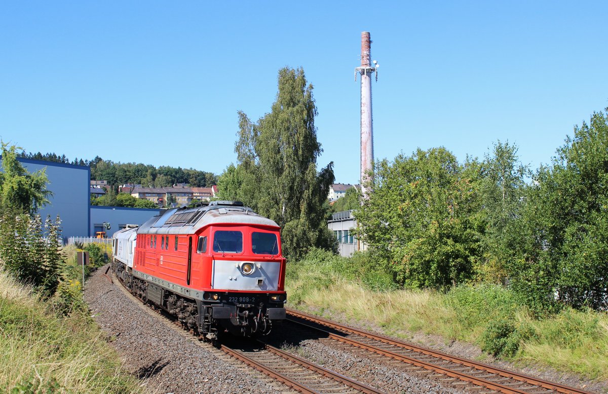 232 909 brachte am 26.08.16 247 049 und eine weitere 247 von Cottbus nach Nürnberg. Hier der Zug in Hof/Saale.