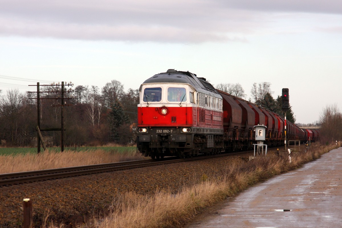 232092 der East West Railways fuhr am 12.12.2015 um 10.16 Uhr nach einem Zwischenhalt mit ihrem Güterzug in Horka in Richtung Görlitz weiter.