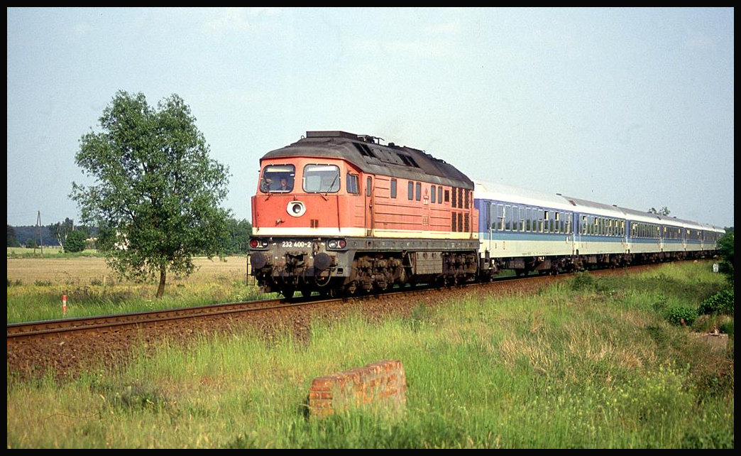232400 verlässt hier am 20.5.1993 um 18.03 Uhr mit dem Interregio 2446 nach Köln den ehemaligen Grenzbahnhof Oebisfelde.