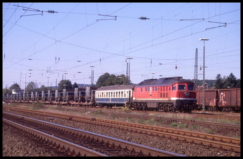 232690 wartet am 12.9.2002 im Bahnhof Lengerich vor einem niederländischen Militärzug die Überholung eines Zuges in Richtung Münster ab.