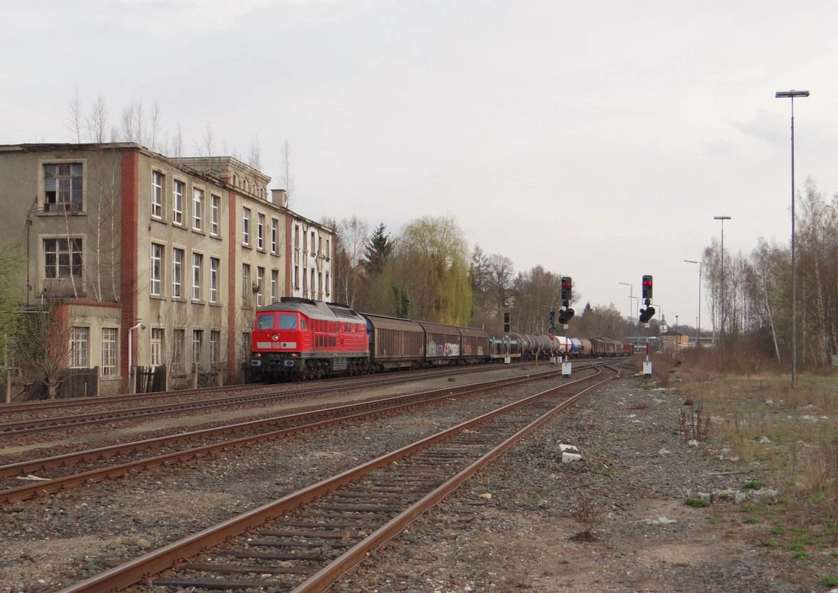 233 176-7 zu sehen mit einem Frankenwaldumleiter am 05.04.16 in Oberkotzau.