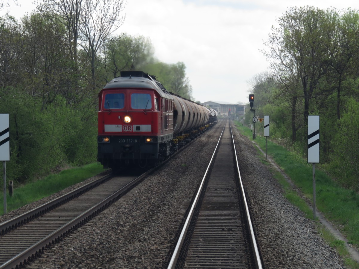 233 232 8 auf dem Weg nach Blankenburg (Harz) zwischen Wegeleben und Harsleben am 28.04.2015