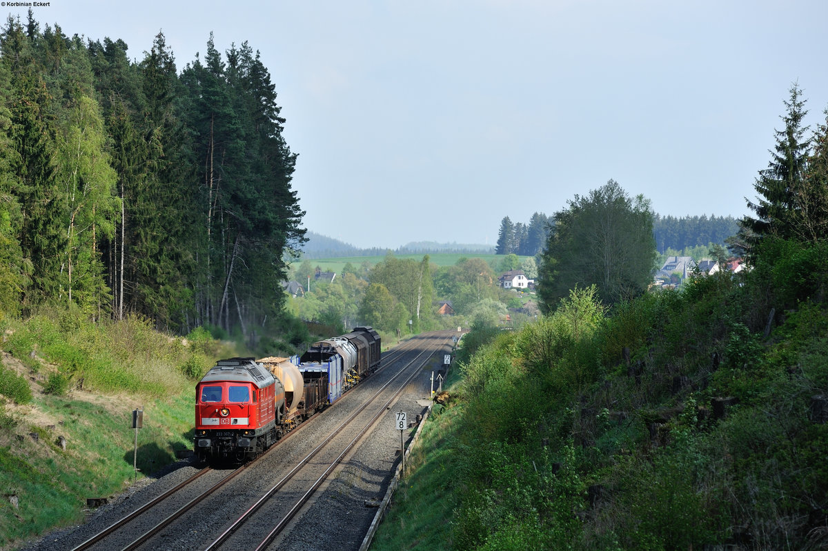 233 267-2 mit dem EZ 51724 auf der Fahrt von Nürnberg Rbf nach Hof bei Marktleuthen, 13.05.2016
