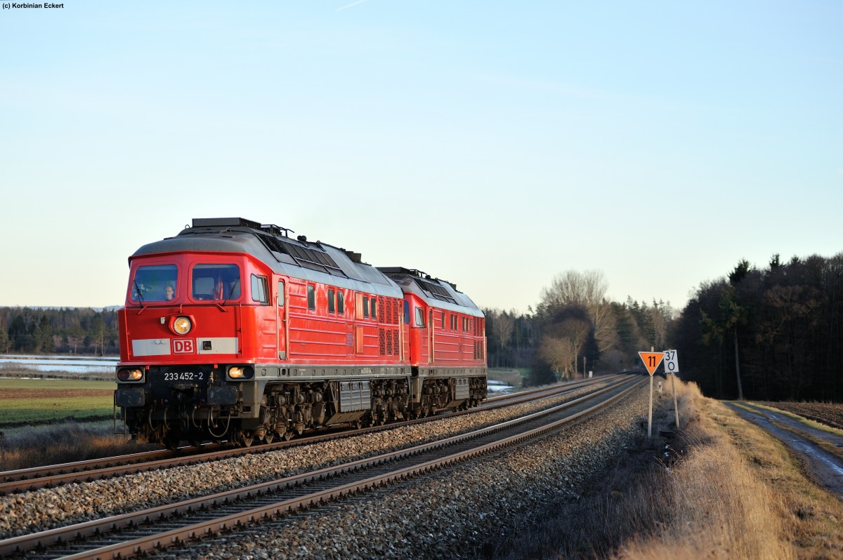 233 452-2 mit einer Schwestermaschine im Abendlicht auf dem Weg nach Marktredwitz, 14.02.2014 