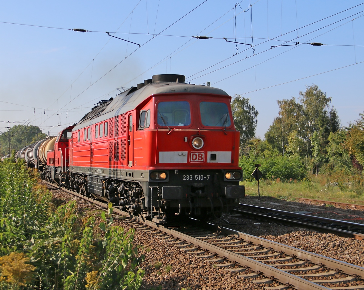 233 510-7 mit 261 095-4 und Kesselwagenzug am Haken in Leipzig-Thekla. Aufgenommen am 03.10.2015.