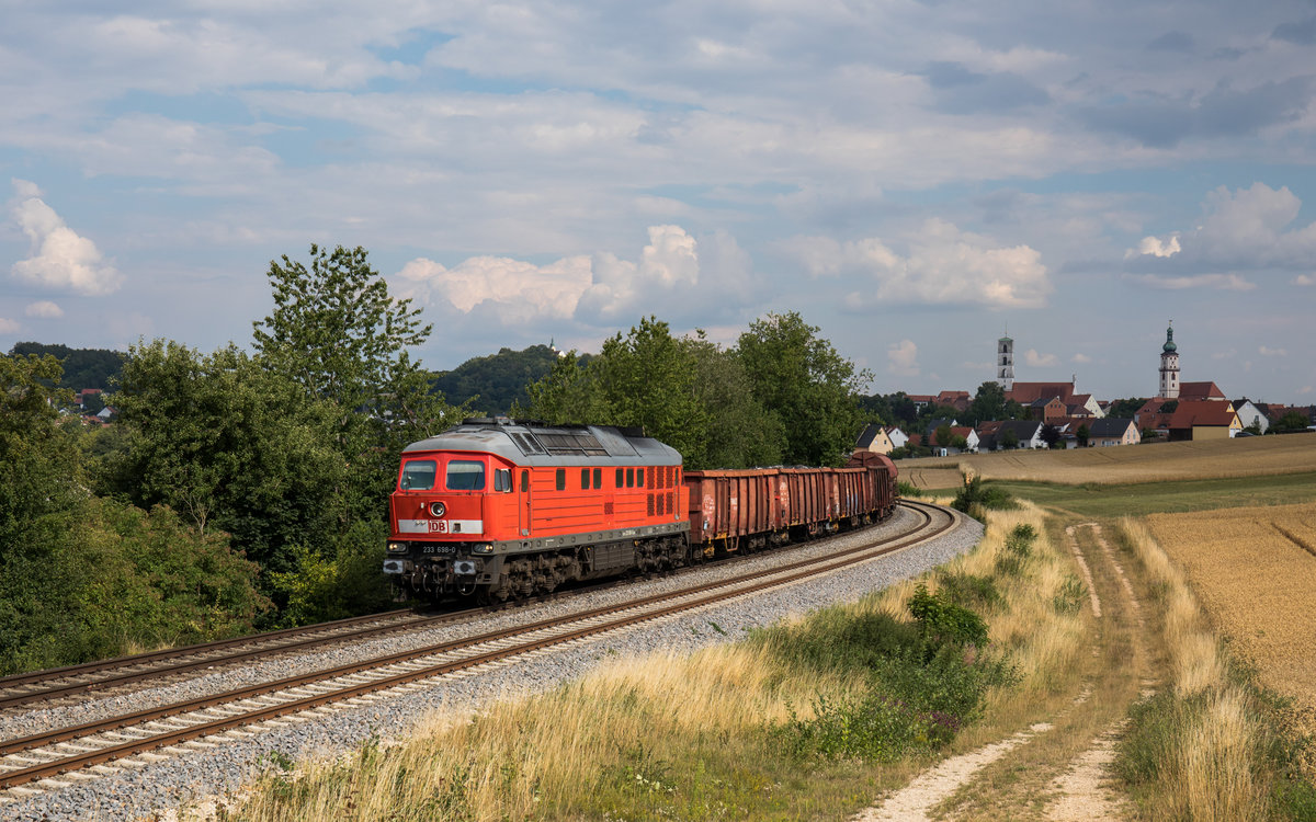 233 698 fährt mit einem gemischten Güterzug bei Sulzbach-Rosenberg in Richtung Nürnberg, aufgenommen am 13. Juli 2018.