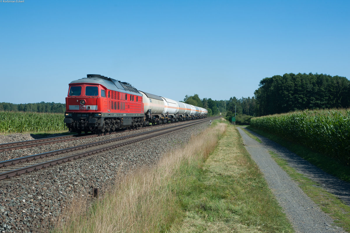 233 698 mit einem Gaskesselzug von Vohburg nach Cheb bei Oberteich, 07.08.2017