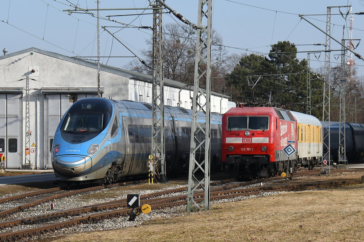 2370 007 & 120 153 am 19.02.17 durch den Zaun in München-Freimann