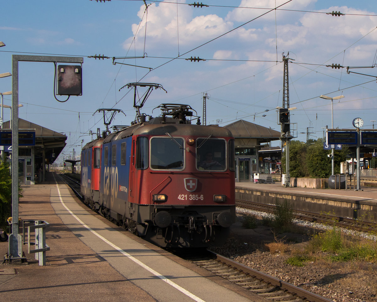 24. Juli 2018, Bahnhof Offenburg. Re 421 385-6 und Re 421 372-4 fahren nach erledigter Arbeit in die Heimat zurück. 