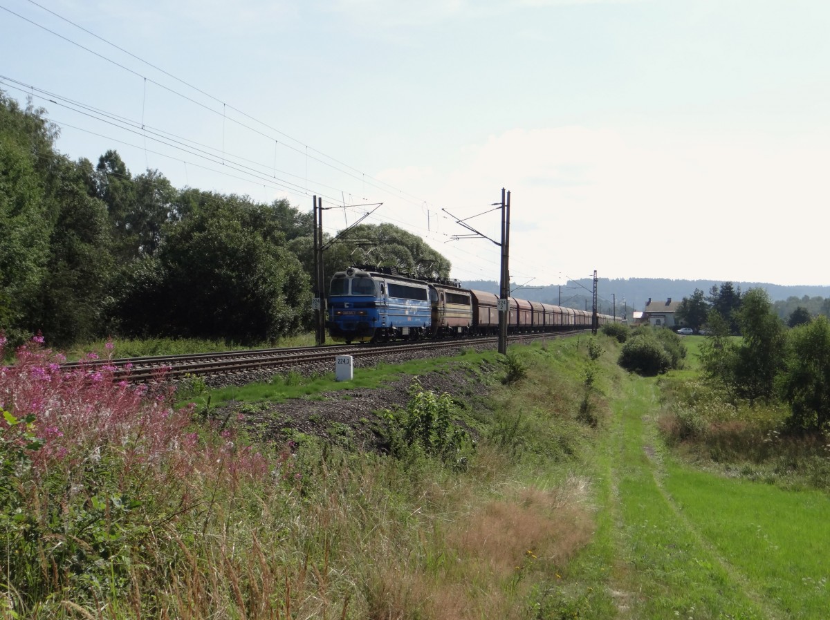 240 025 und 240 011 zu sehen am 01.08.14 mit einem Kohlenzug in Chotikov.