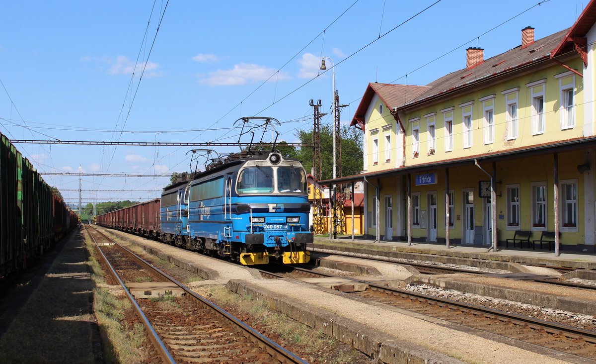 240 057-0 und 240 060-4 zu sehen bei einem Halt am 08.05.18 in Tršnice.