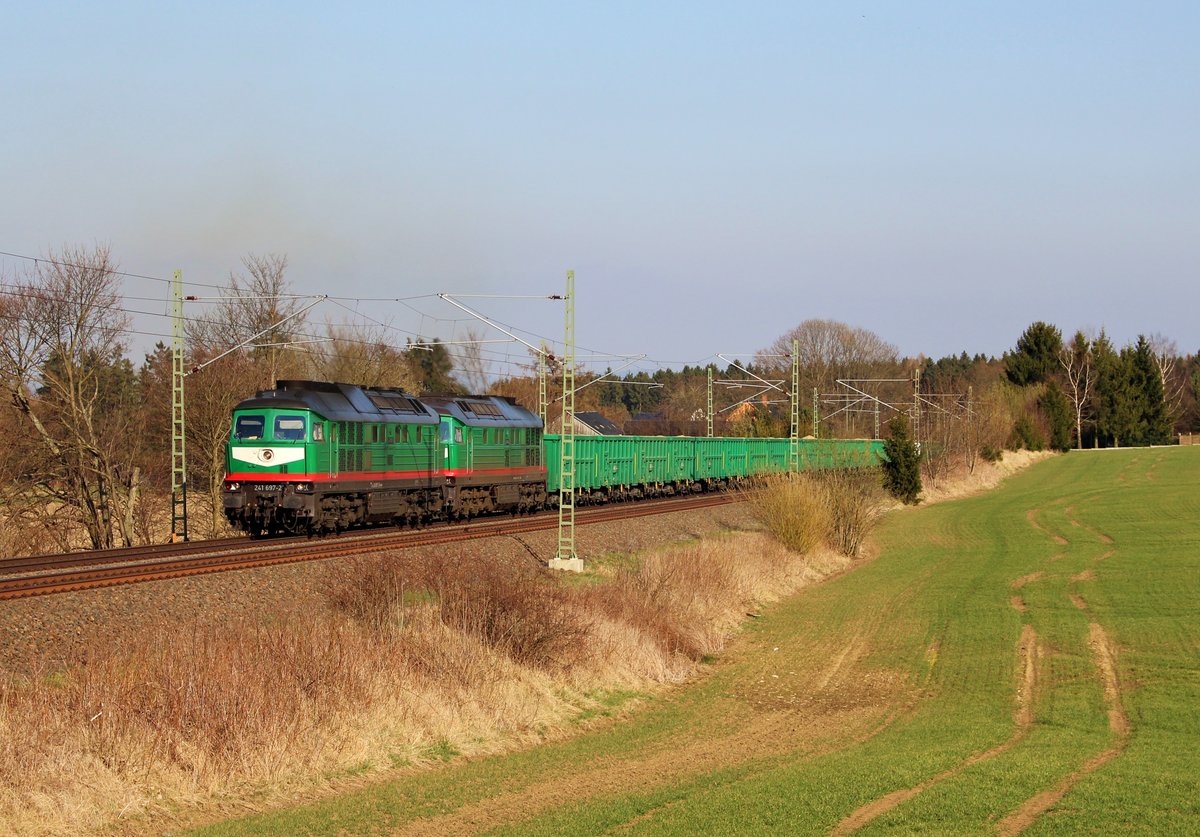 241 697-2 (92 80 1241 697-2 D-STARK) und 241 008-2 (92 80 1241 008-2 D-STARK) mit DGS 52439 Kayna-Nürnberg zu sehen am 08.04.18 bei Plauen/V. 