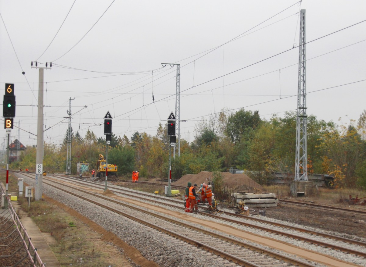 24.10.2014 Berlin-Blankenburg. Bauarbeiten im Bf. (aus RE aufgenommen)