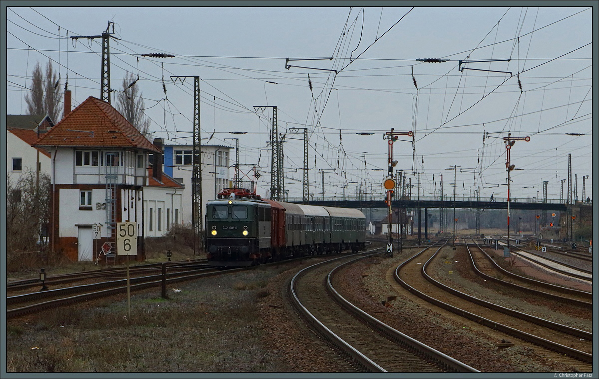 242 001-6 rollt mit ihrem Sonderzug 74342 nach Calbe (S) Ost am Stellwerk B 2 und der Ausfahrgruppe des Personenbahnhofs Köthen vorbei. (02.03.2019)