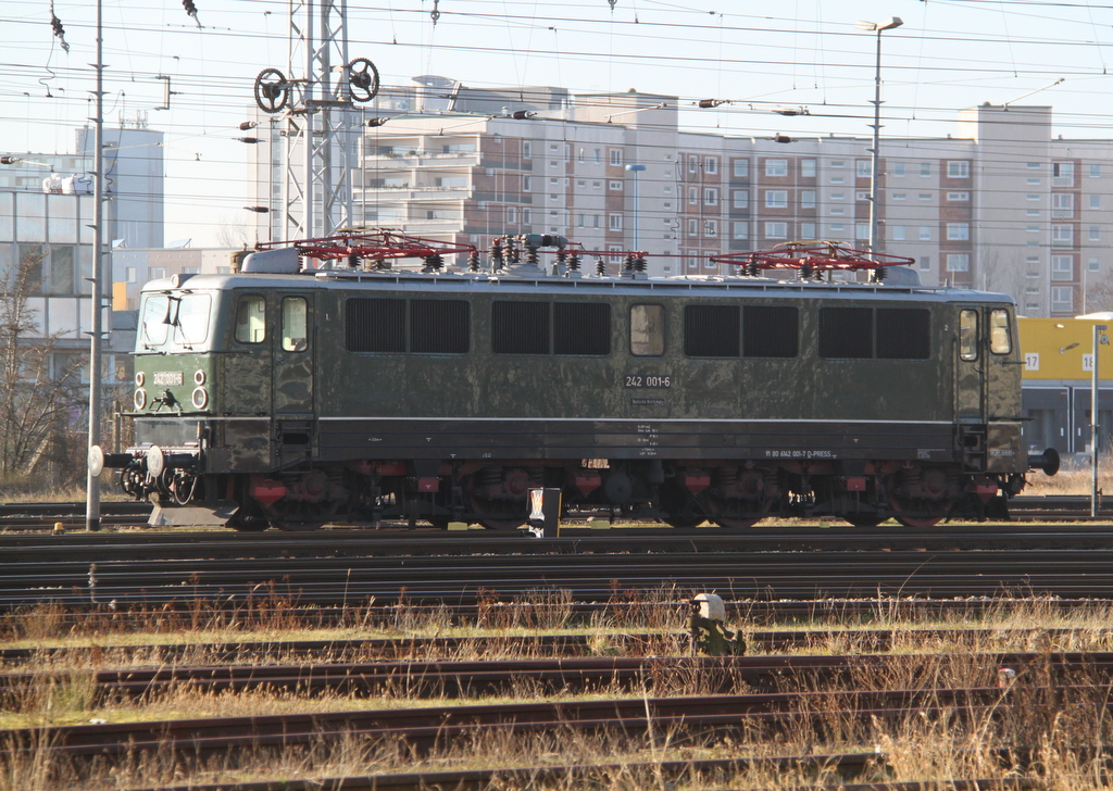 242 001-6(142 001-7 D-Press)abgestellt im Rostocker Hbf.27.01.2017