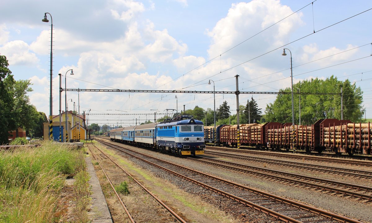 242 276-4 mit Os 7029 zu sehen am 08.06.18 in Tršnice . 