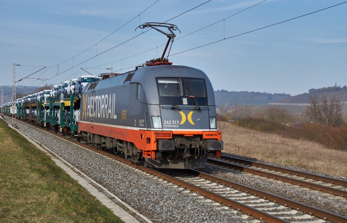 242 517 von HECTORRAIL (182 517-3) ist mit einen Autozug am 07.02.2018 bei Würzburg/Süd in Richtung Süden unterwegs.