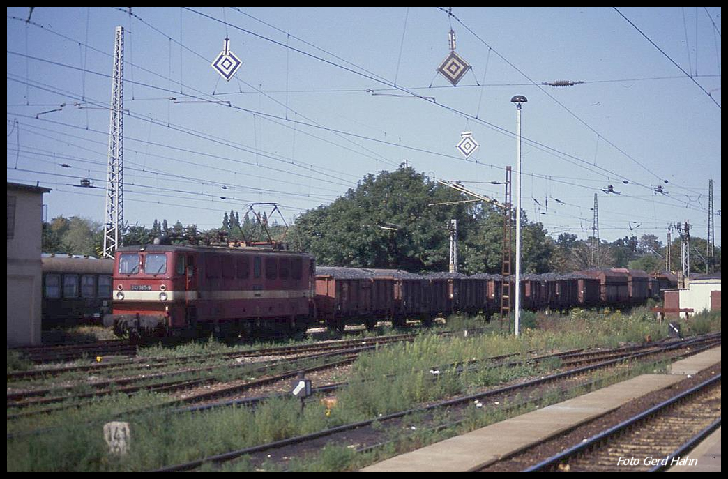 242019 fährt hier am 26.8.1990 aus Richtung Osten mit einem beladenen Kohlezug in den HBF Magdeburg ein.