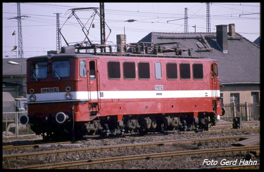 242049 fährt am 18.3.1990 solo durch den HBF Halle an der Saale.