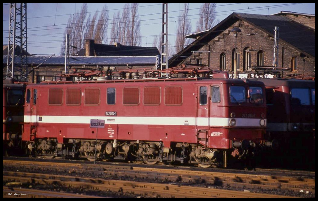 242094 abgestellt am 30.12.1990 im Bahnhof bzw. BW Stendal.