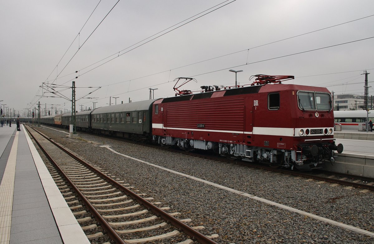 243 005-6 und 03 1010 (Zugschluss) erreichen am 13.5.2017 zusammen mit dem D52280 von Erfurt Hauptbahnhof nach Bad Schandau den Leipziger Hauptbahnhof. 
