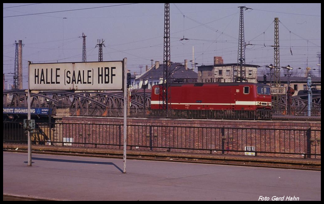 243240 fährt solo am 18.3.1990 durch den HBF Halle an der Saale.