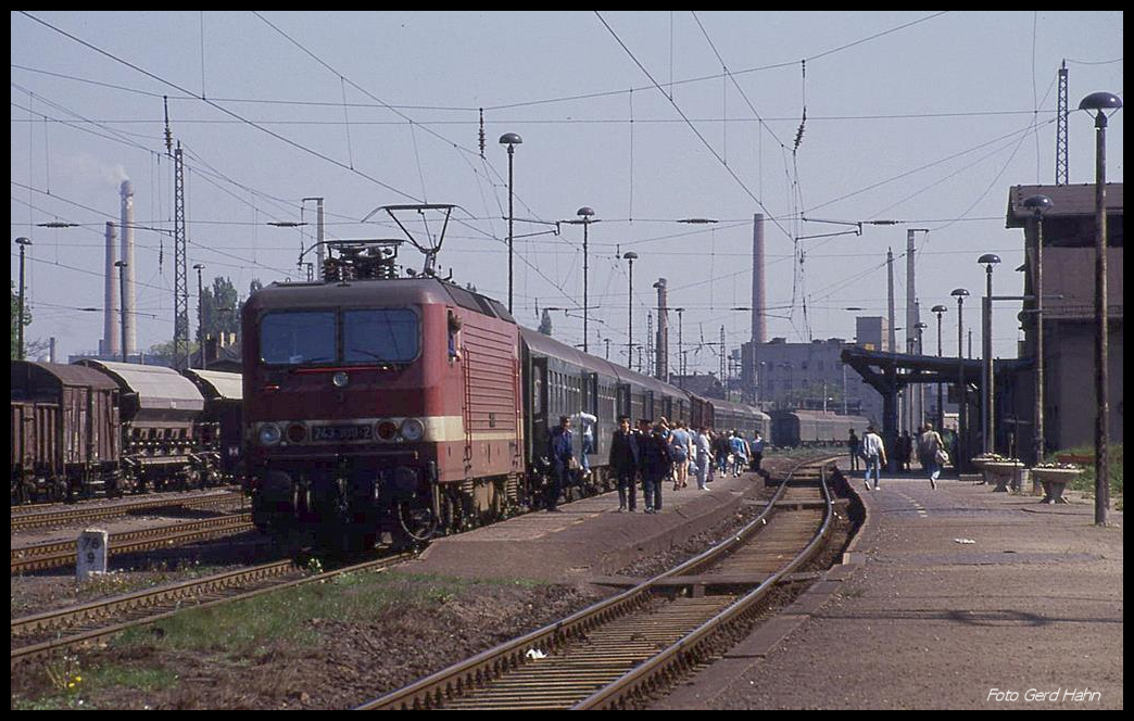 243309 hält hier am 5.5.1990 mit dem Personenzug nach Leipzig um 11.02 Uhr im Bahnhof Torgau.