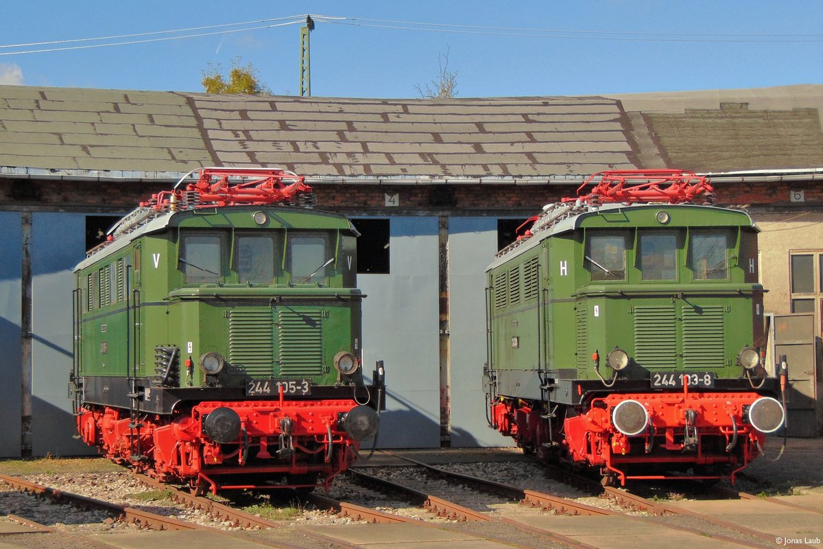 244 105-3 und 244 103-8 (Henschel 24281/24279, Bj. 1940) beim Eisenbahnfest des Thüringer Eisenbahnverein e.V. am 14.10.2017 im Bw Weimar.