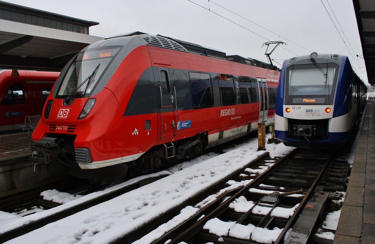 2442 707-2 trifft am 7.1.2019 als RB59629 nach Kochel im Münchener Hauptbahnhof auf 620 677-4 als BRB62713 nach Füssen. 