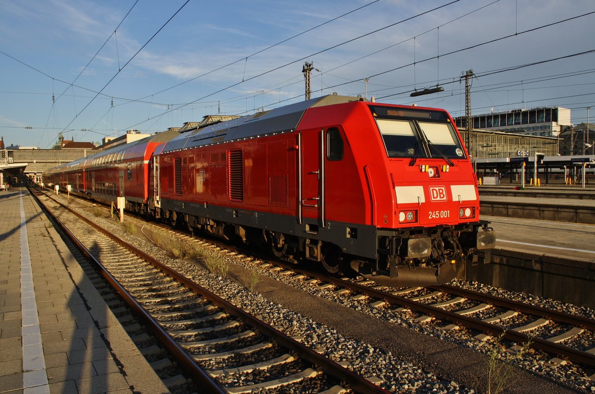 245 001 wartet am 14.8.2017 mit dem RE57518 von München Hauptbahnhof nach Füssen im Startbahnhof auf Abfahrt.