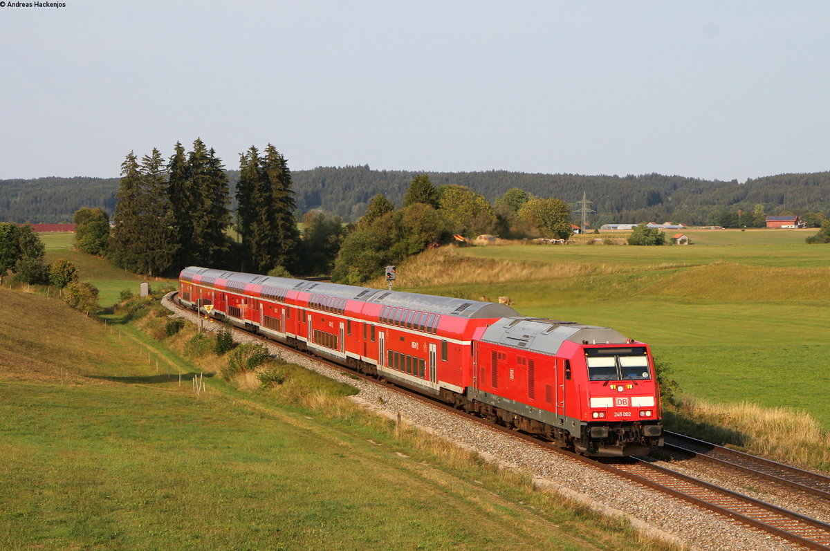 245 002-1 mit dem RE 57592 (München Hbf-Kempten(Allgäu)Hbf) bei Görwangs 28.8.18