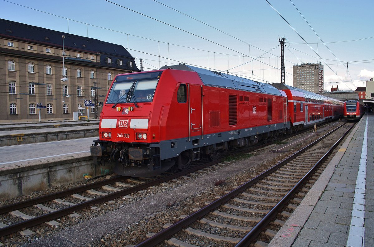 245 002 verlässt am 13.8.2017 mit dem RE3490 von München Hauptbahnhof nach Kempten(Allgäu) Hauptbahnhof den Münchener Hauptbahnhof.