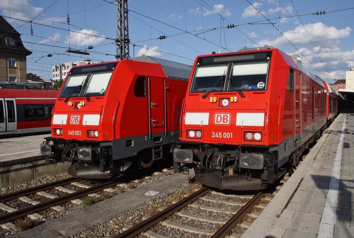 245 003 trifft am 15.8.2017 mit dem RE57514 nach Füssen im Münchener Hauptbahnhof auf 245 001 mit dem RE57413 von Memmingen. 