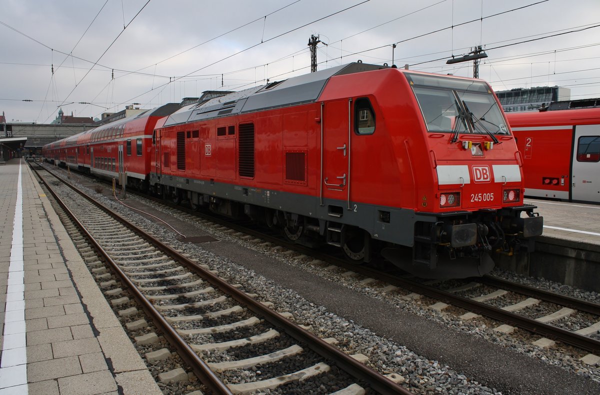 245 005 steht am 6.1.2018 mit dem RE57424 nach Memmingen im Münchener Hauptbahnhof.