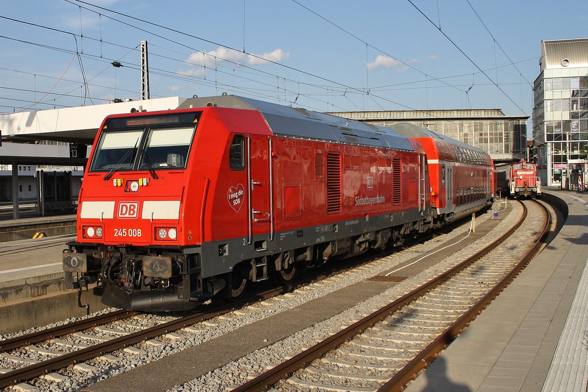 245 008 schiebt am Abend des 15.8.2017 die RB27054 von Mühldorf(Oberbay) in den Münchener Hauptbahnhof.