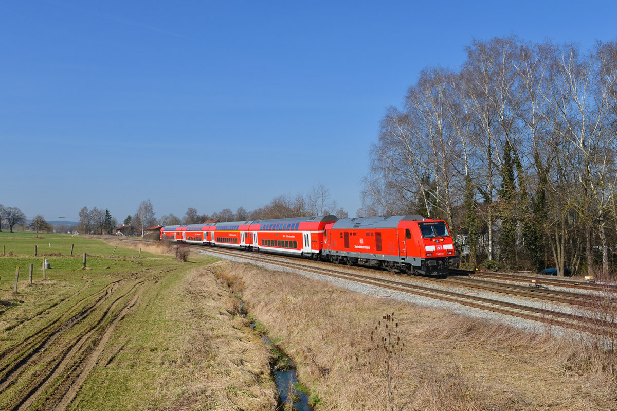 245 010 mit einer RB am 17.03.2017 bei Dorfen. 