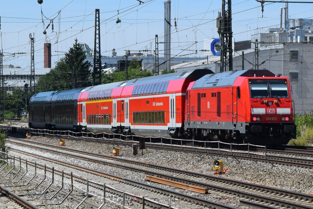 245 013 schiebt ihren RE von Mühldorf nach München. Aufgenommen am Münchner Heimeranplatz am 10.7.2016.